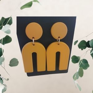 NWT! ACRYLIC EARRINGS LIGHTWEIGHT